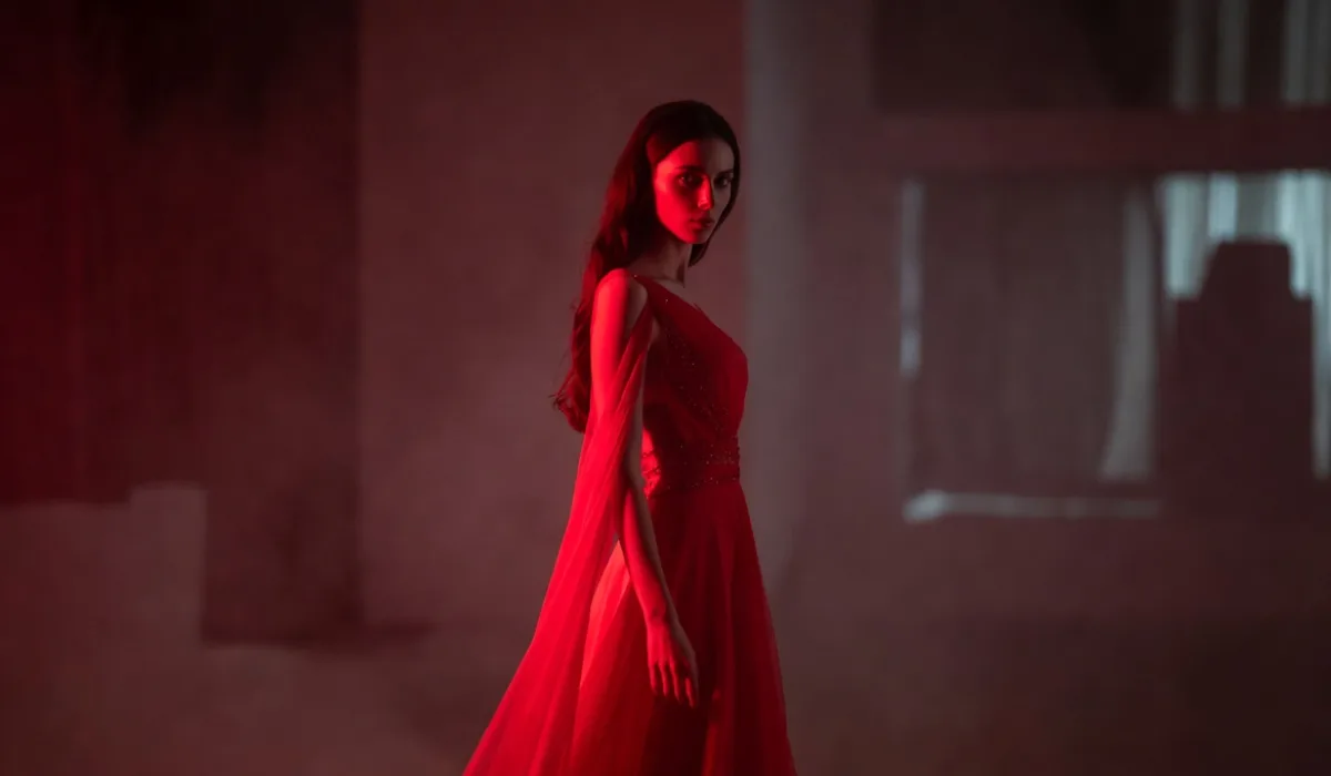 Девушка в красном платье