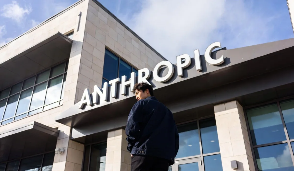 Надпись Anthropic на здании